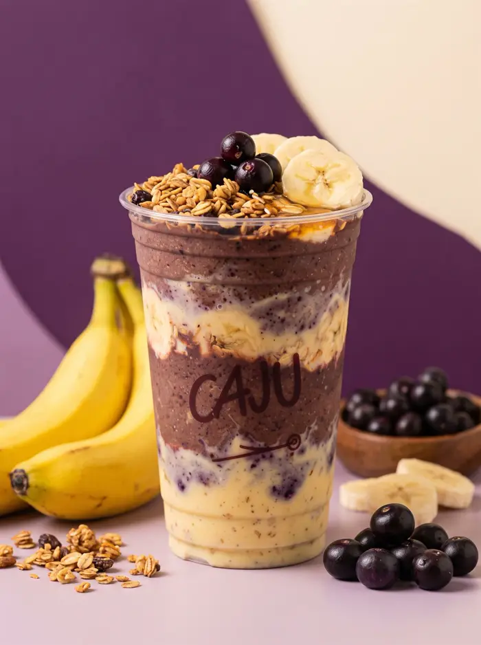 Açaí da casa em camadas com banana e granola