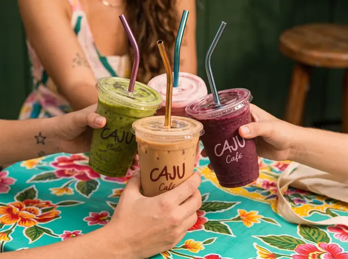 Brinde com mate, café e açaí Caju sobre toalha florida