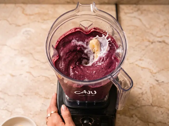 Açaí sendo batido com banana no liquidificador