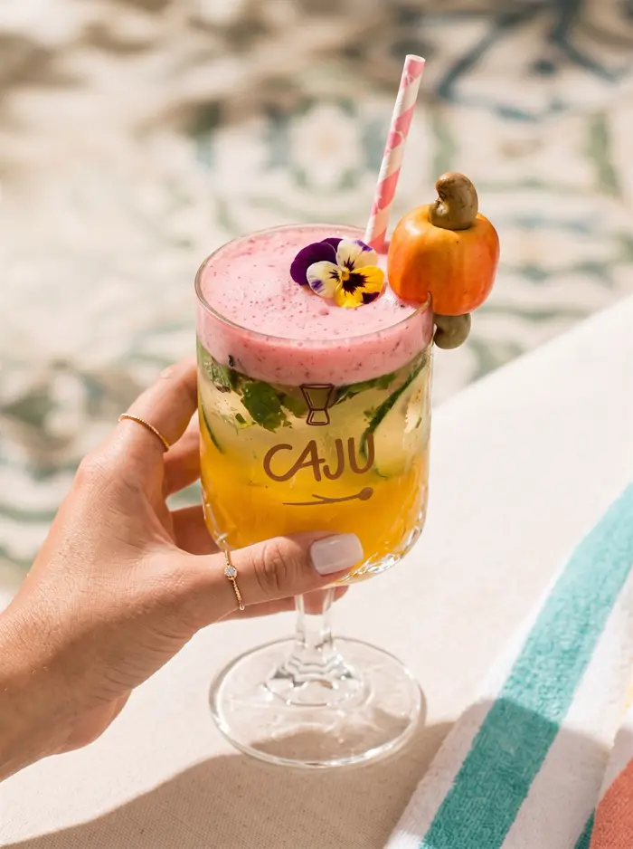 Caju Tropical servido na taça com um caju inteiro de enfeite